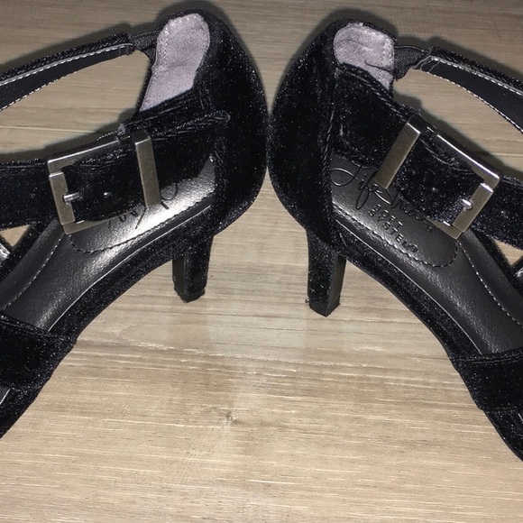 Life Stride Flex Soft System Black Pointy Toe Velvet Strappy Heels Size 6 - Picture 8 of 11